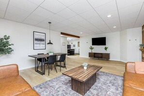 Interior - Creekside Getaway: On the Creek in Anchorage (Anchorage)