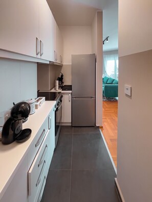 Kühlschrank, Mikrowelle, Ofen, Herdplatte