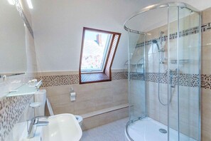 Bathroom - Holiday apartment with air conditioning, pool, WiFi (Balatonkeresztúr)
