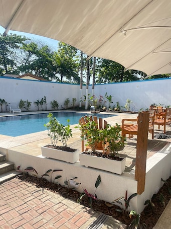 Una piscina al aire libre