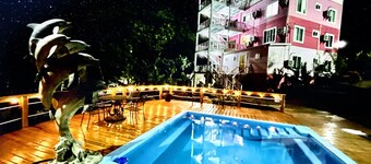 Sleep up to 10 guests in Utila apt with Caribbean Ocean views