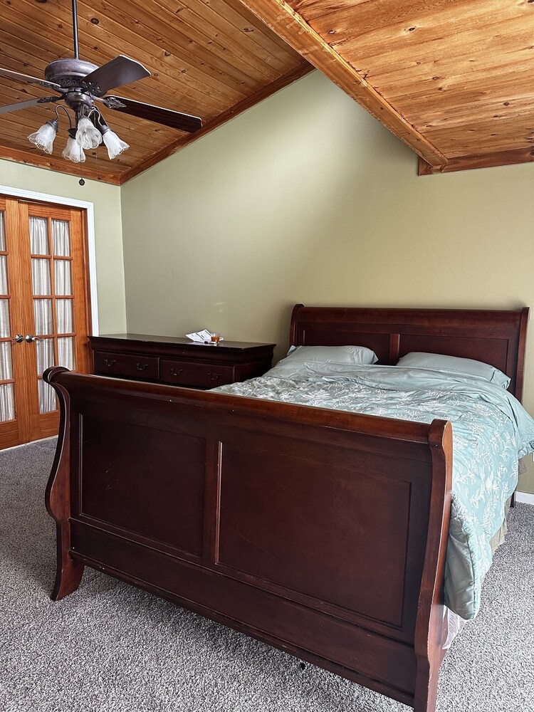 Cozy lake house, five minute walk to the lake! Perfect for a weekend getaway. Portage Lakes Vrbo
