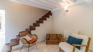 Smart TV, chimenea, futbolito y estéreo