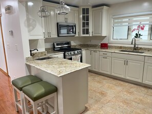 Private kitchen - Spacious and Elegant apartment on second floor with all the amenities. (Queens)