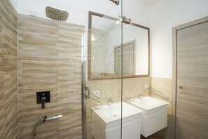 Kamar, 1 kamar tidur, balkon, pemandangan kota | Shower kamar mandi