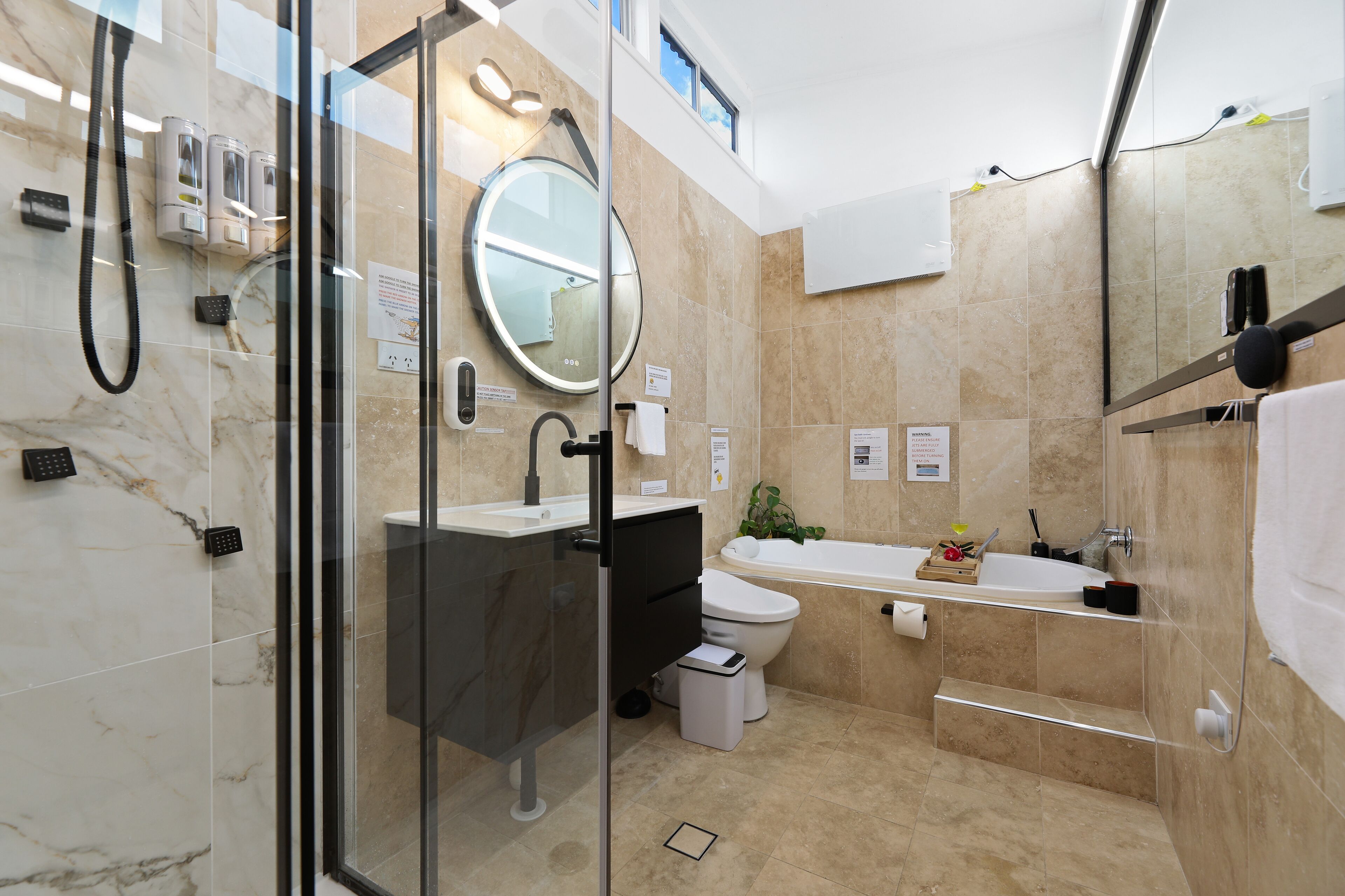 Baignoire à jets, sèche-cheveux, bidet, serviettes fournies