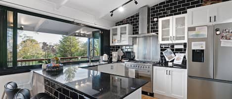 Refrigerador, microondas, horno, placa de cocina