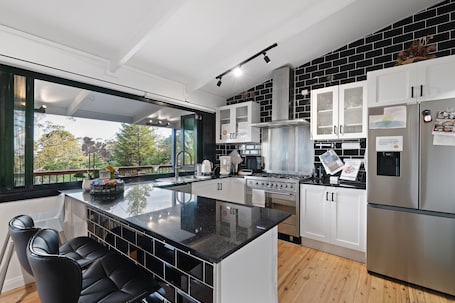 Fridge, microwave, oven, stovetop. THE SMART RETREAT-Voice control smart house
The Smartest House OnTheBlueMountain