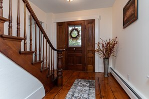 Interior - Historic 150-year-old farmhouse, Jacuzzi included (Chester)