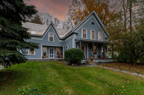 Historic 150-year-old farmhouse, Jacuzzi included
