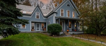 Historic 150-year-old farmhouse, Jacuzzi included