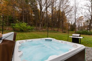 Outdoor spa tub - Historic 150-year-old farmhouse, Jacuzzi included (Chester)