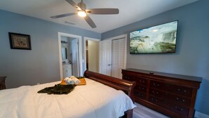 3 bedrooms, iron/ironing board, WiFi, bed sheets - Poolside Paradise Luxury home Mins from the beach (Lake Worth Beach)