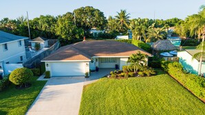 Exterior - Poolside Paradise Luxury home Mins from the beach (Lake Worth Beach)