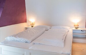 2 bedrooms, travel crib, free WiFi, bed sheets
