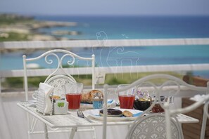 Outdoor dining - Room in B&B - B&B Balconi Sul Mare Standard Room With Balcony Overlooking the sea "la Staffa" (Otranto)