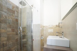 Zimmer, 1 Schlafzimmer, Balkon, Stadtblick | Badezimmer