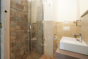 Bathroom - Room in B&B - B&B Balconi Sul Mare Standard Room With Balcony Overlooking the sea "la Staffa" (Otranto)