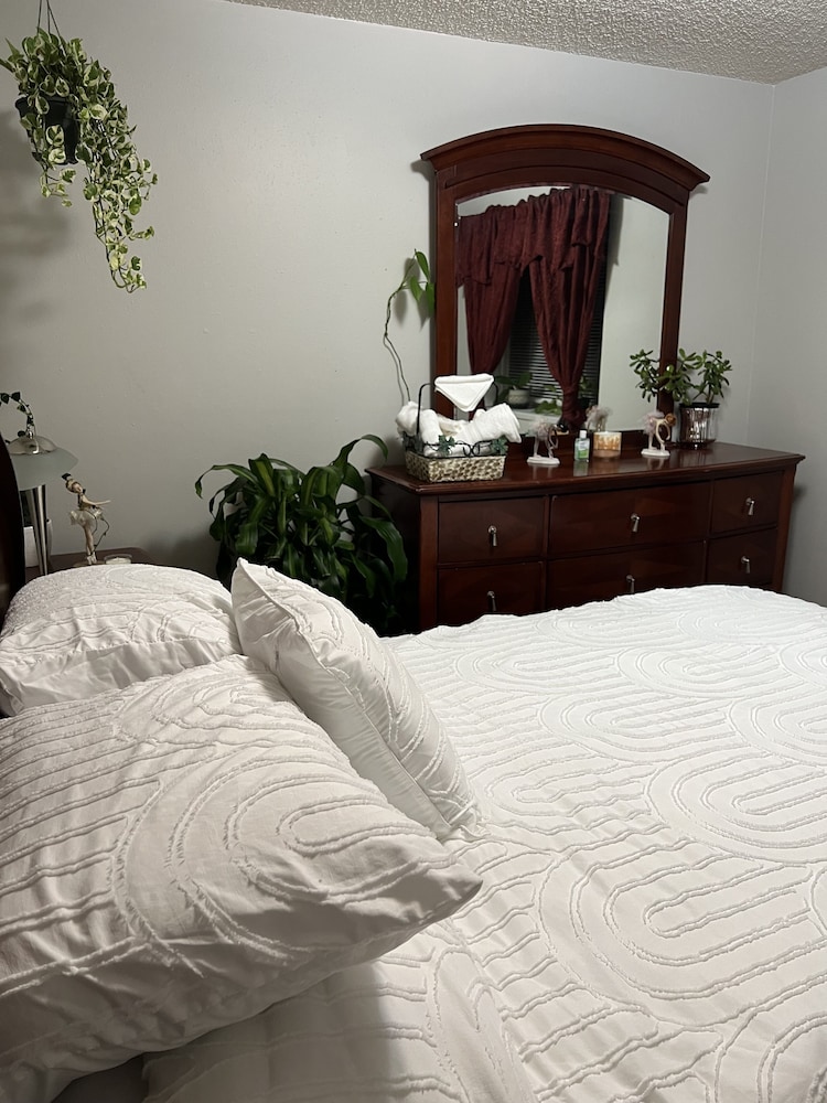 Vacation Home in Klamath Falls, 4 Bed, 2 Bath, 10 People Max. Pet