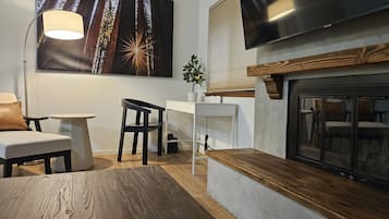 Smart TV, fireplace