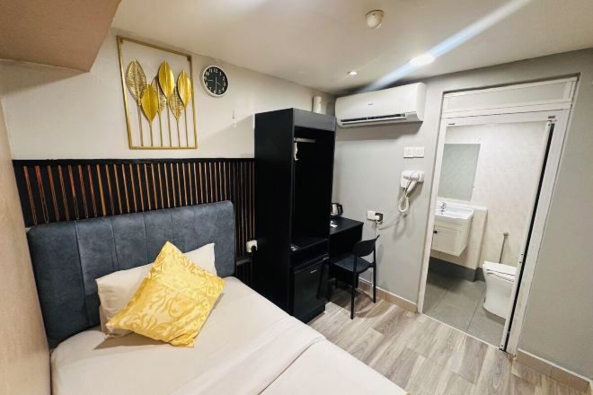 Premium bedding, Select Comfort beds, desk, WiFi (free)