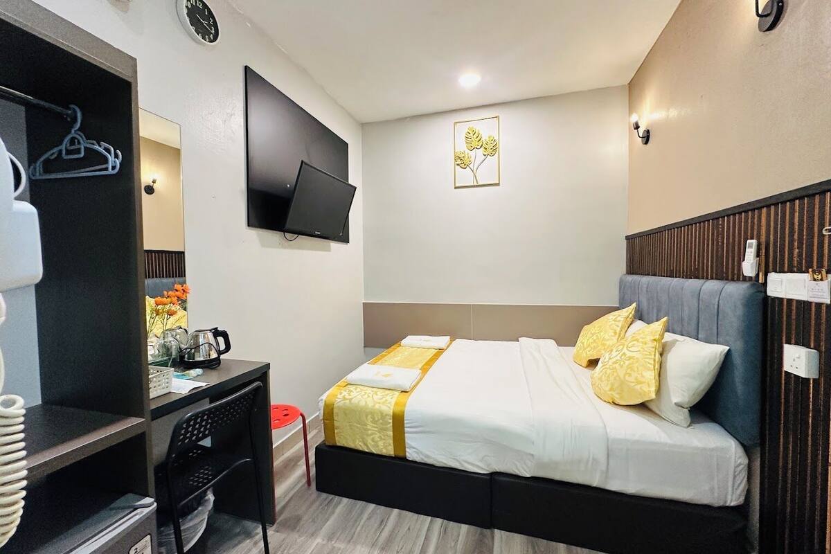 Deluxe Double Room, 1 Queen Bed | Premium bedding, Select Comfort beds, desk, WiFi (free)