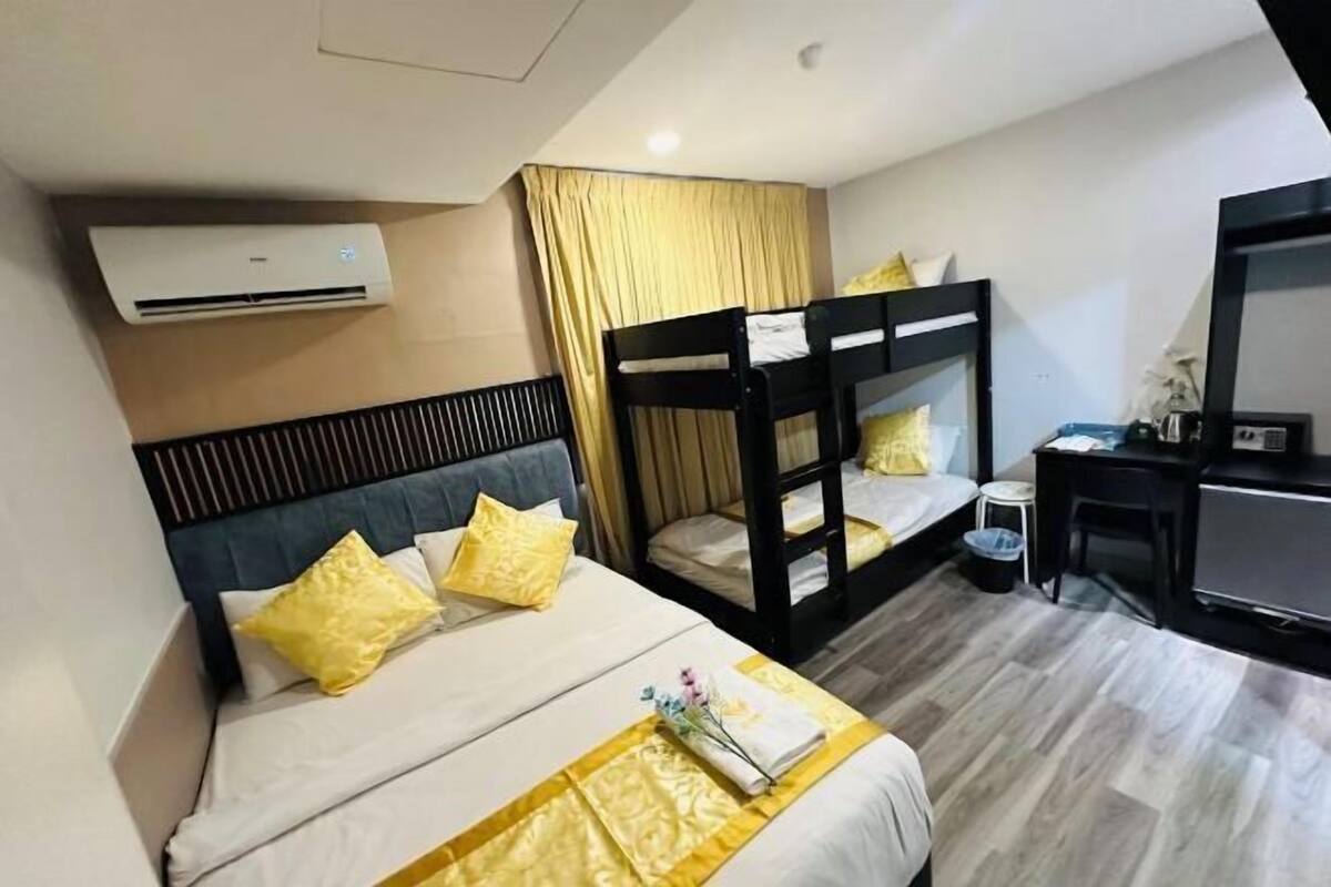 Premium bedding, Select Comfort beds, desk, WiFi (free)