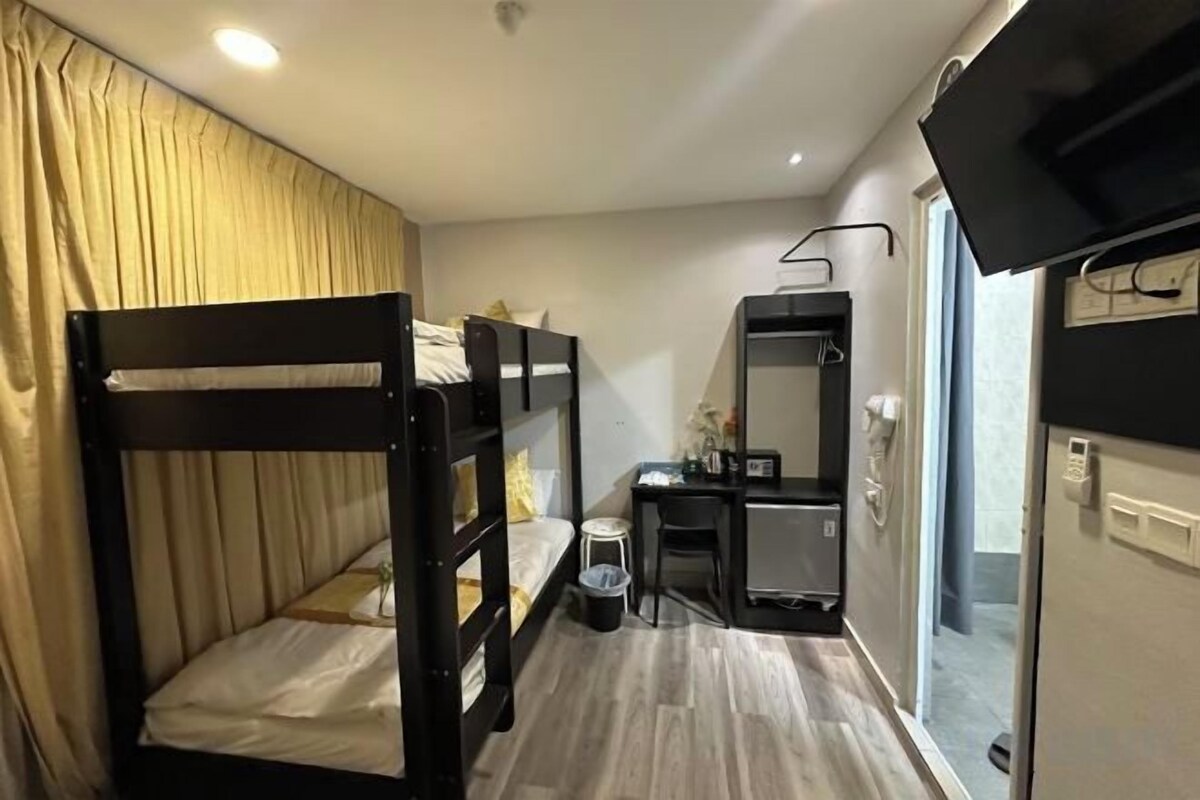 Premium bedding, Select Comfort beds, desk, WiFi (free)