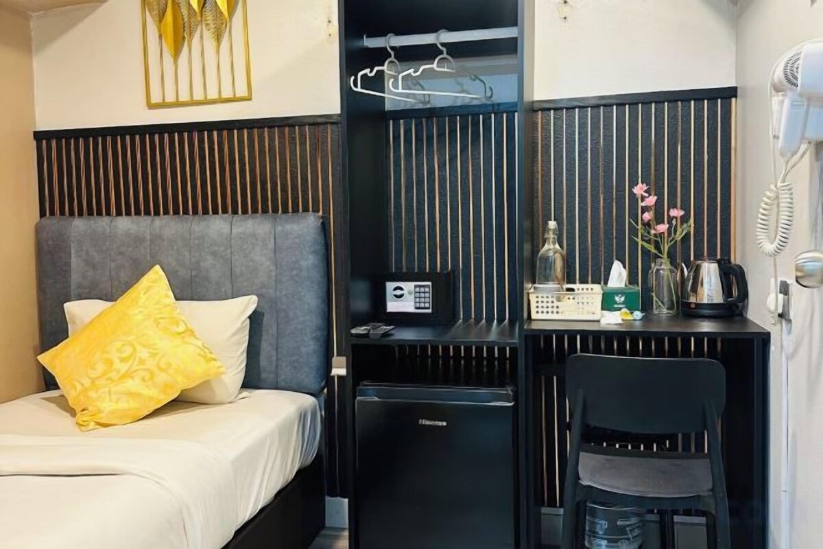 Premium bedding, Select Comfort beds, desk, WiFi (free)