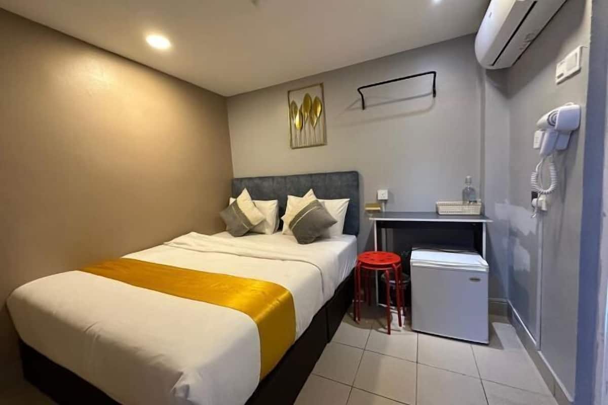 Premium bedding, Select Comfort beds, desk, free WiFi