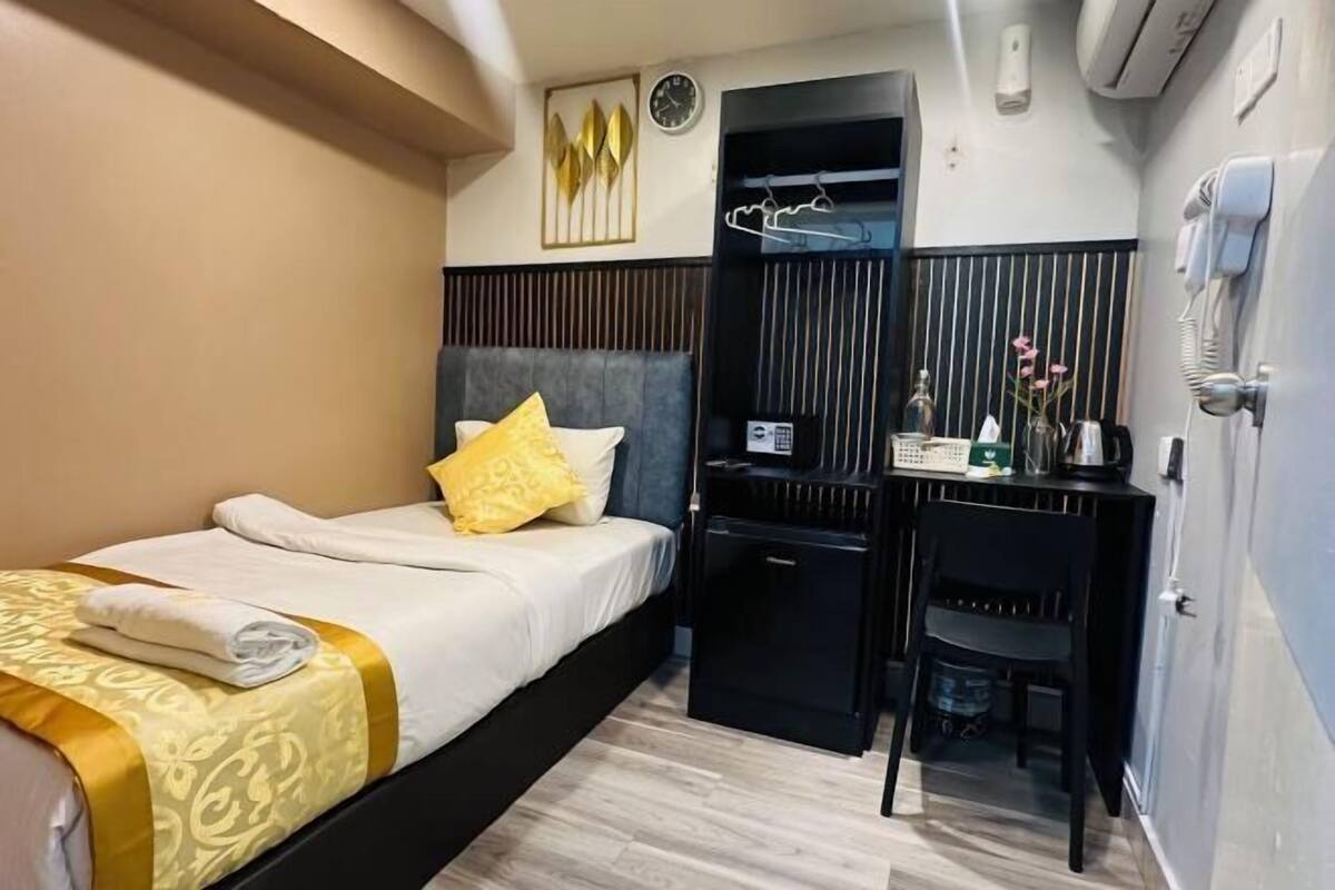 Premium bedding, Select Comfort beds, desk, WiFi (free)