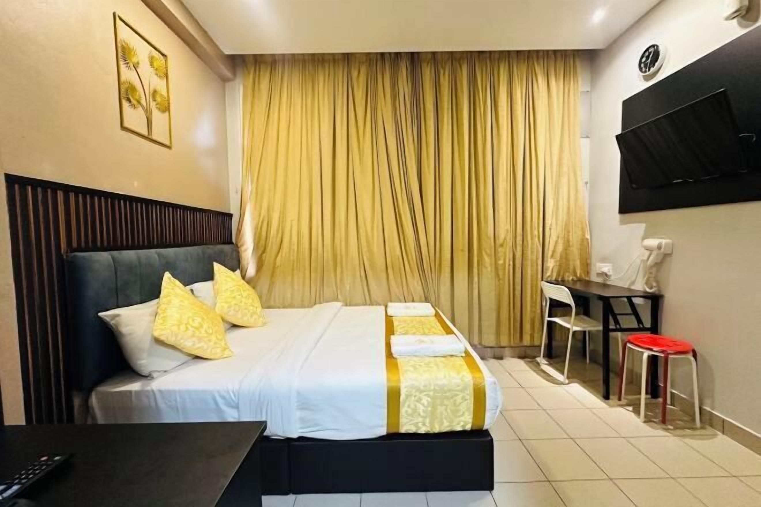 Bộ đồ giường cao cấp, nệm Select Comfort, bàn 