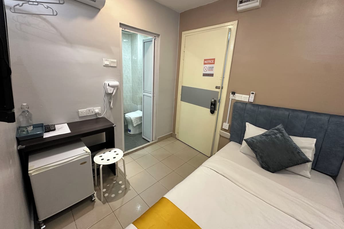 Premium bedding, Select Comfort beds, desk, free WiFi