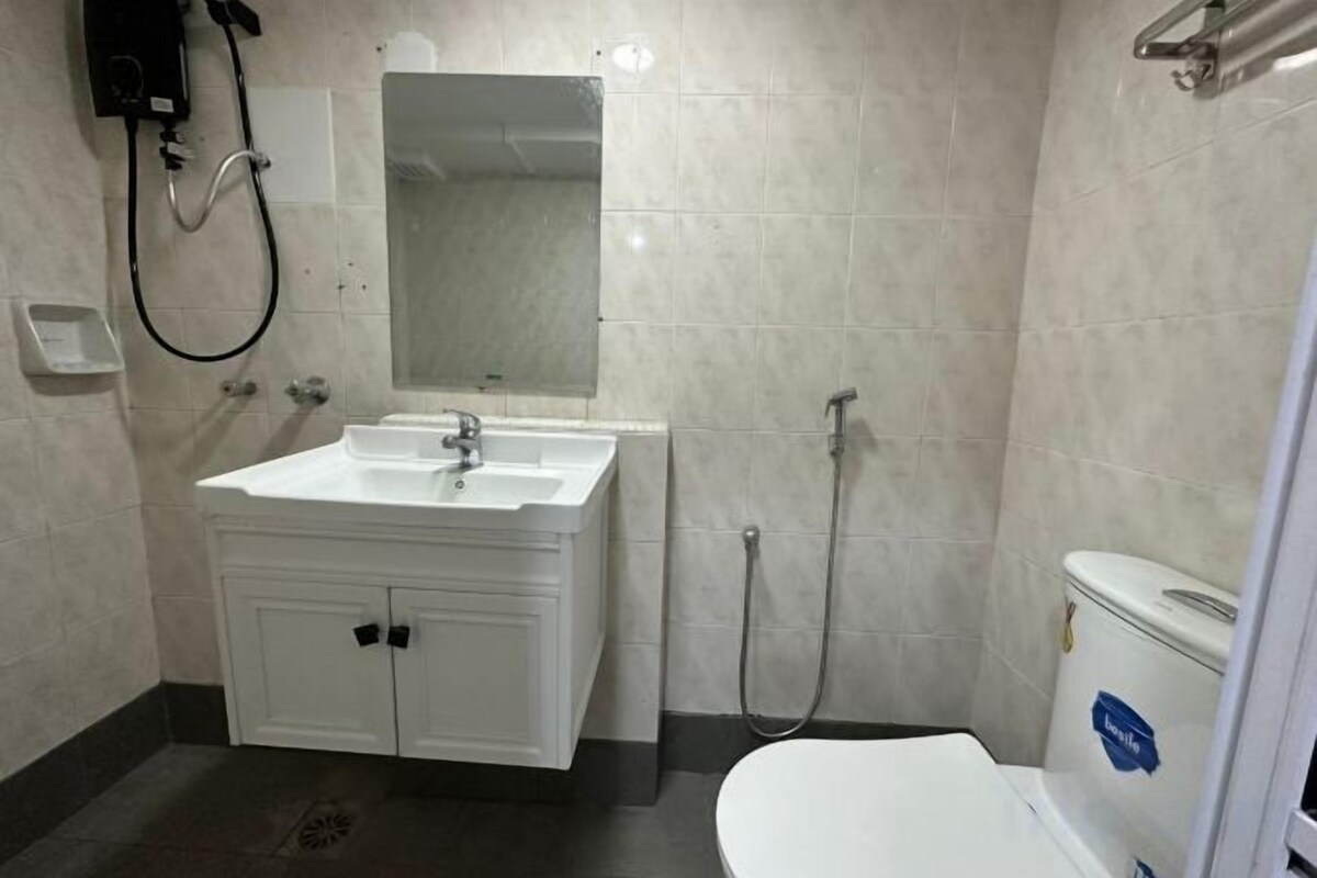 Shower, hydromassage showerhead, free toiletries, hair dryer