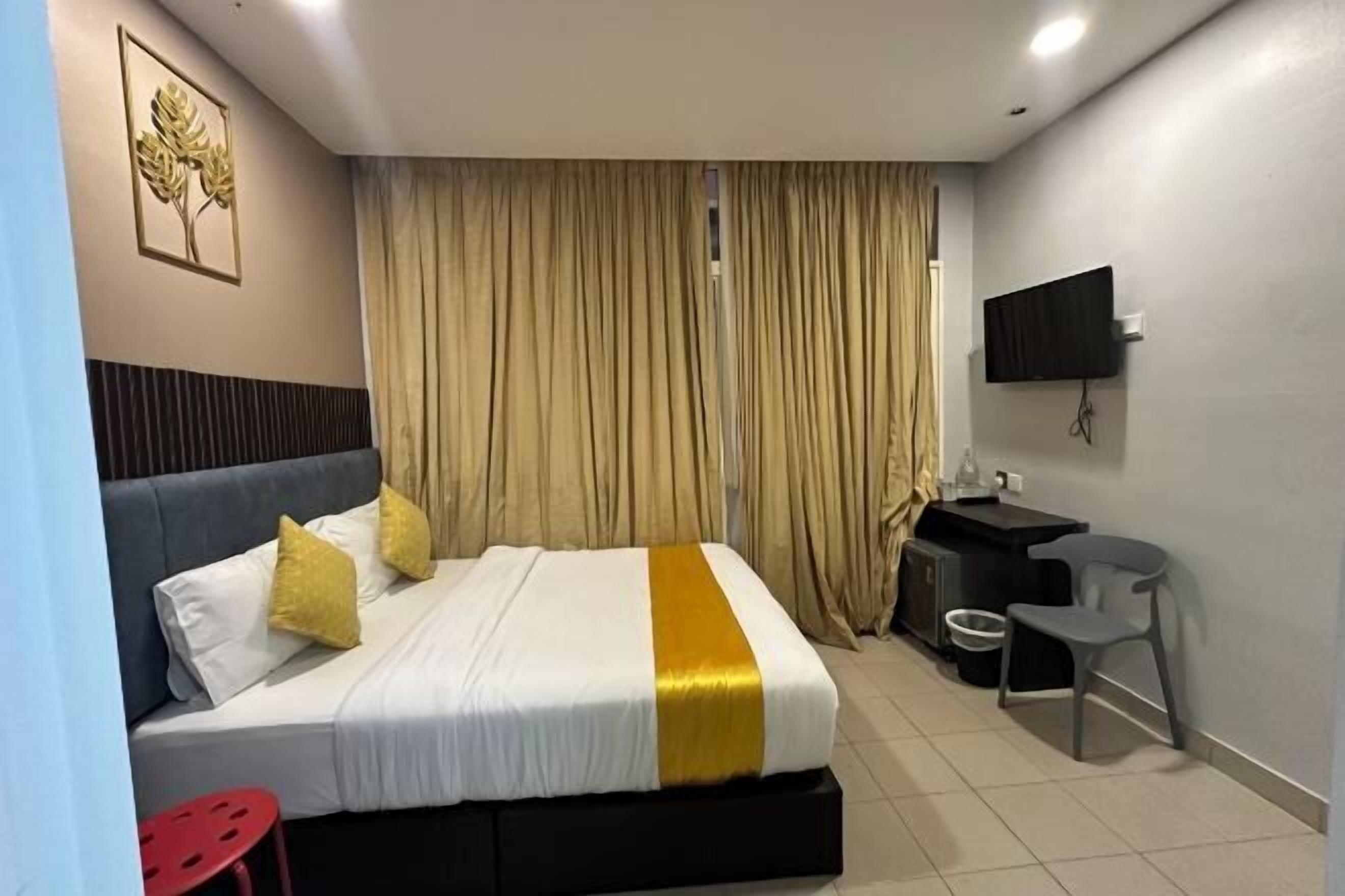 Ylelliset vuodevaatteet, Select Comfort -patjalliset sängyt, työpöytä