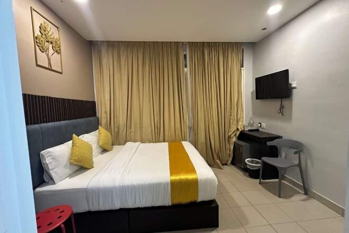 Premium bedding, Select Comfort beds, desk, free WiFi