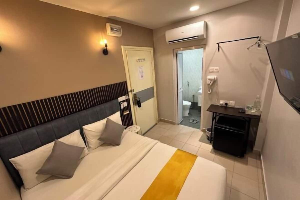 Premium bedding, Select Comfort beds, desk, free WiFi