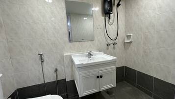 Standard Single Room | Bathroom | Shower, hydromassage showerhead, free toiletries, hair dryer