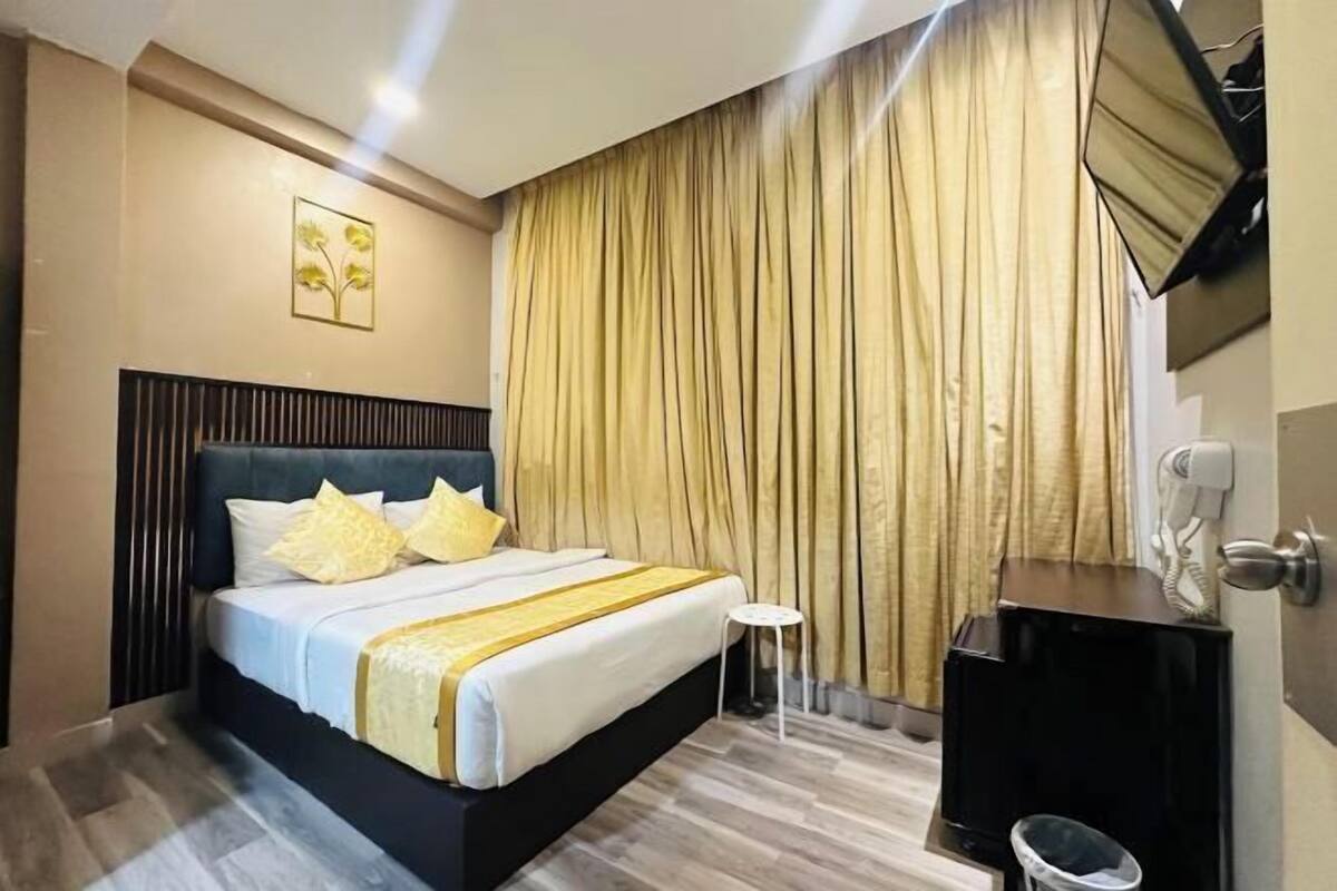 Premium bedding, Select Comfort beds, desk, WiFi (free)