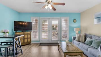 Smart-tv, dvd-spelare och böcker