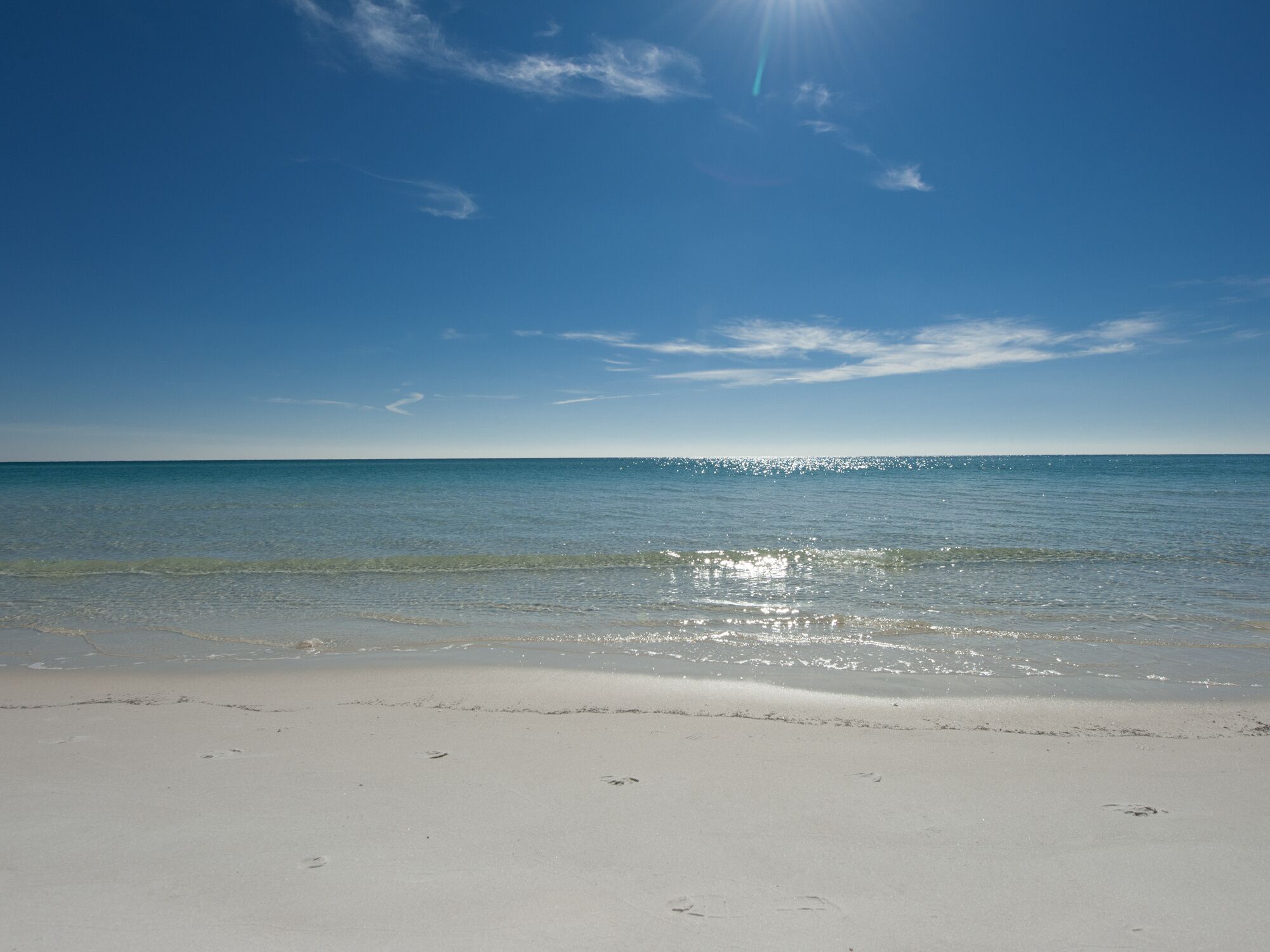 Vlak bij het strand, ligstoelen aan het strand