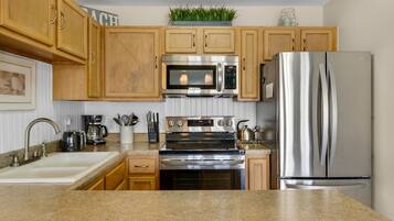 Kylskåp, mikrovågsugn, ugn och spishäll