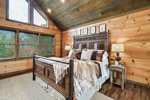 3 quartos, escrivaninha, ferros/tábuas de passar roupa, berço de viagem