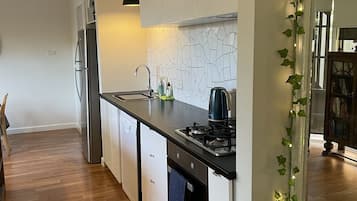 Frigorífico, microondas, horno y placa de cocina