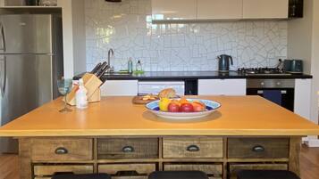 Frigorífic, microones, forn i placa de cuina