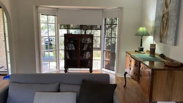 Televisor, reproductor de DVD, llibres i videoteca