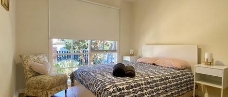 3 bedrooms, desk, iron/ironing board, free WiFi