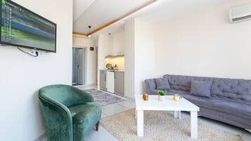 Familienapartment, 2 Schlafzimmer | Wohnbereich | LCD-Fernseher