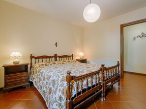 2 slaapkamers, een strijkplank/strijkijzer, reisbedje, gratis wifi