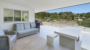 Outdoor dining - Villa Avoca, TOP NOTCH (AVOCA BEACH)